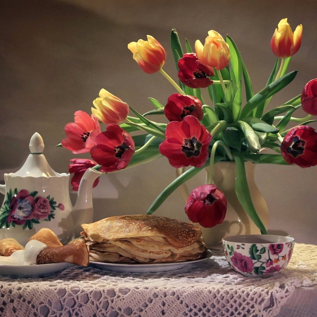 Обои букет, тюльпаны, чашка, чайник, блины, натюрморт, сметана, bouquet, tulips, cup, kettle, pancakes, still life, sour cream разрешение 1920x1220 Загрузить
