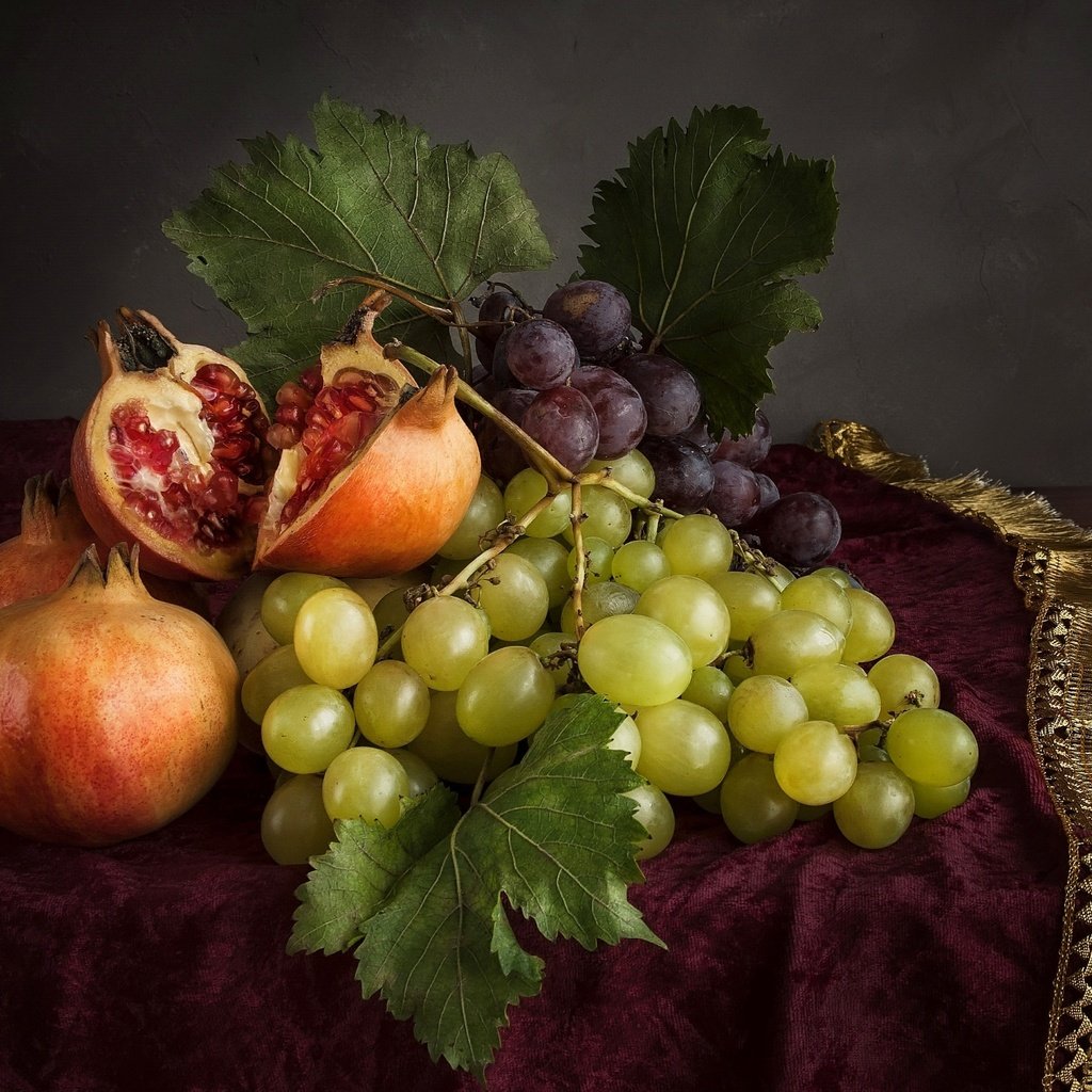 Обои виноград, фрукты, натюрморт, скатерть, гранат, бахрома, grapes, fruit, still life, tablecloth, garnet, fringe разрешение 2600x1660 Загрузить