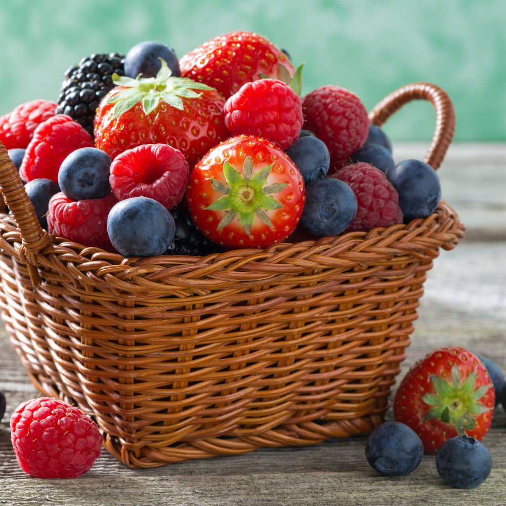Обои малина, клубника, корзина, ягоды, голубика, raspberry, strawberry, basket, berries, blueberries разрешение 2048x1367 Загрузить