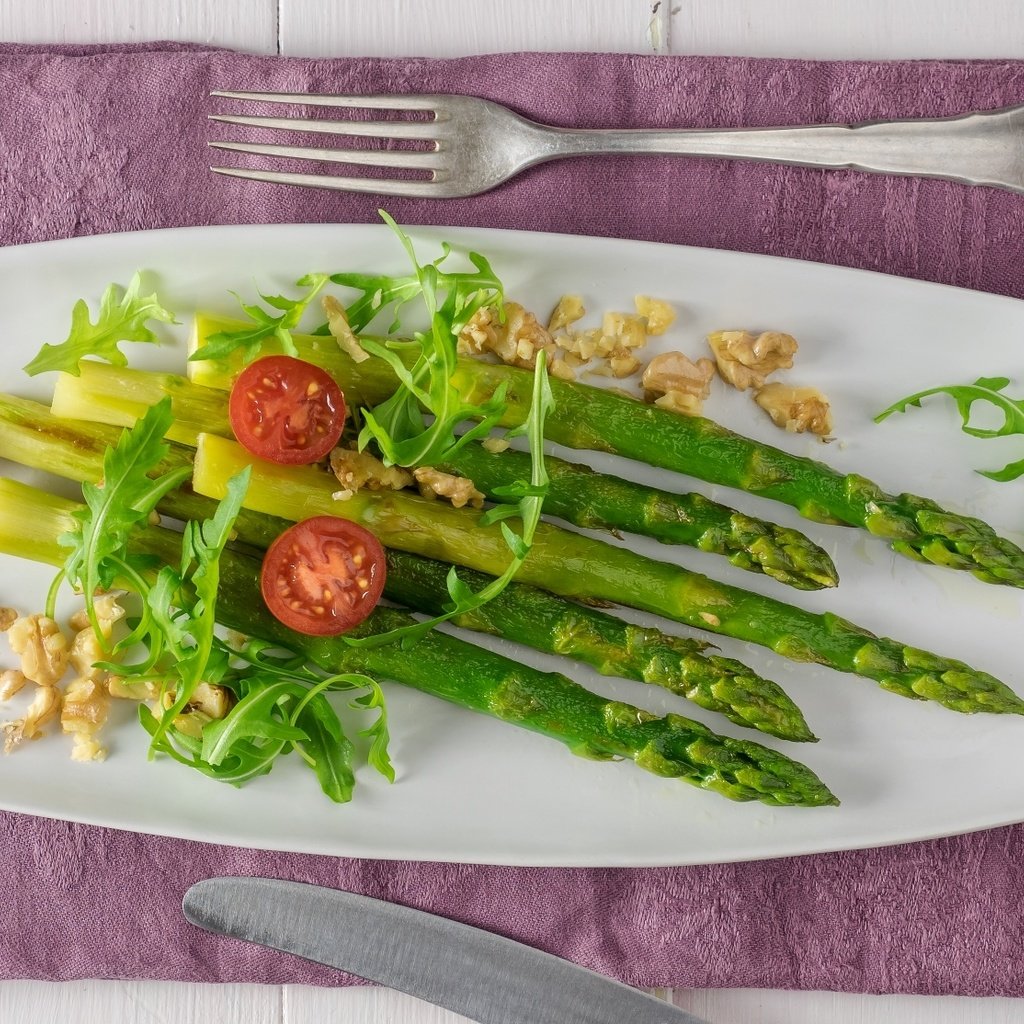 Обои орехи, овощи, помидоры, спаржа, руккола, nuts, vegetables, tomatoes, asparagus, arugula разрешение 1920x1114 Загрузить