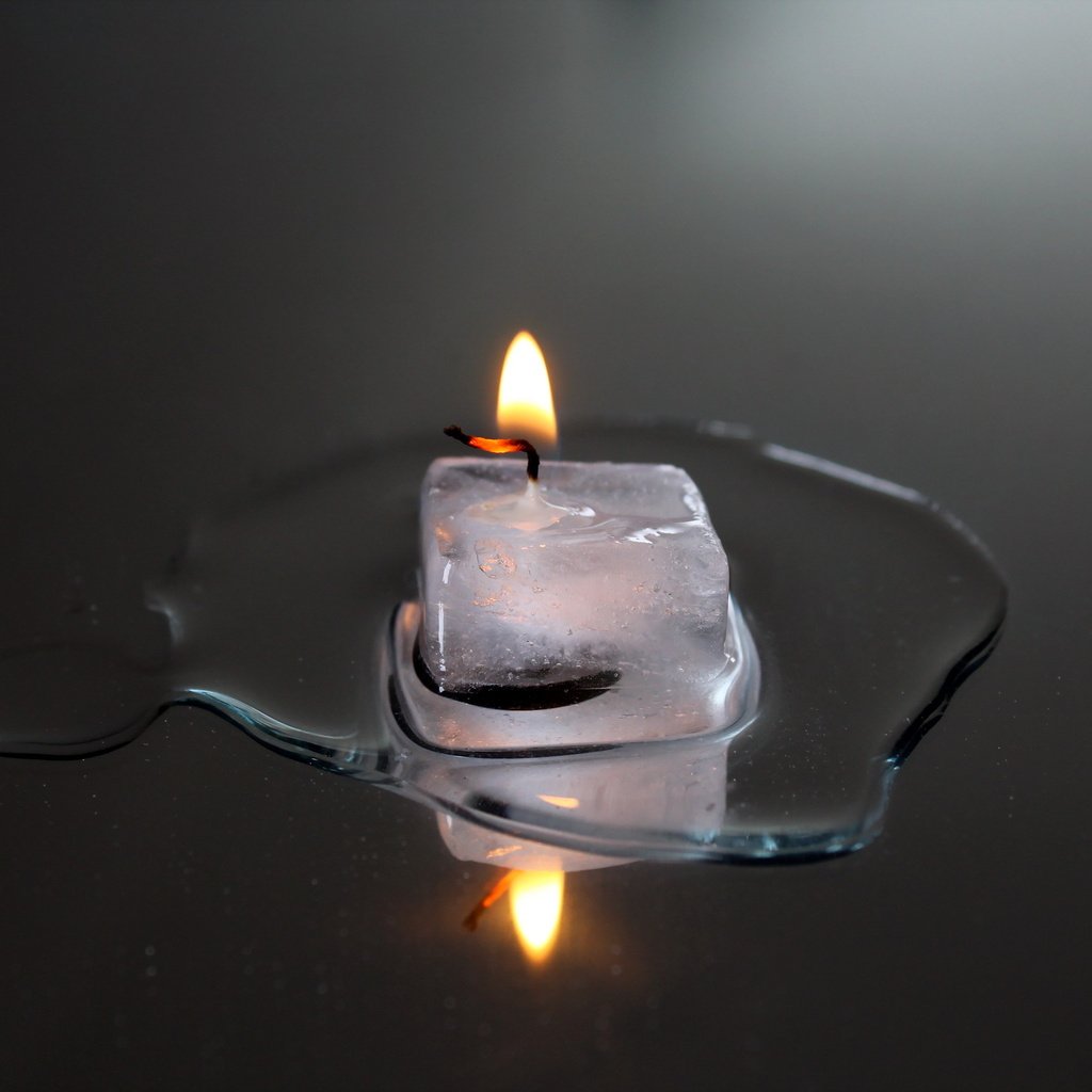 Обои вода, пламя, отражение, огонь, лёд, темный фон, свеча, water, flame, reflection, fire, ice, the dark background, candle разрешение 2560x1707 Загрузить