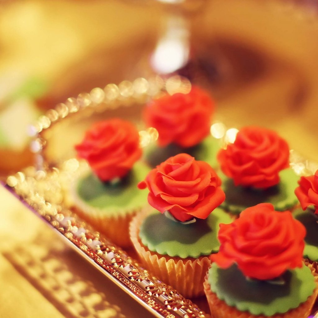 Обои роза, сладкое, украшение, поднос, кексы, rose, sweet, decoration, tray, cupcakes разрешение 1920x1080 Загрузить