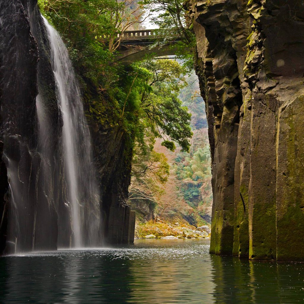 Обои скалы, мост, водопад, япония, ущелье такатихо, кюсю, rocks, bridge, waterfall, japan, takachiho gorge, kyushu разрешение 1920x1080 Загрузить