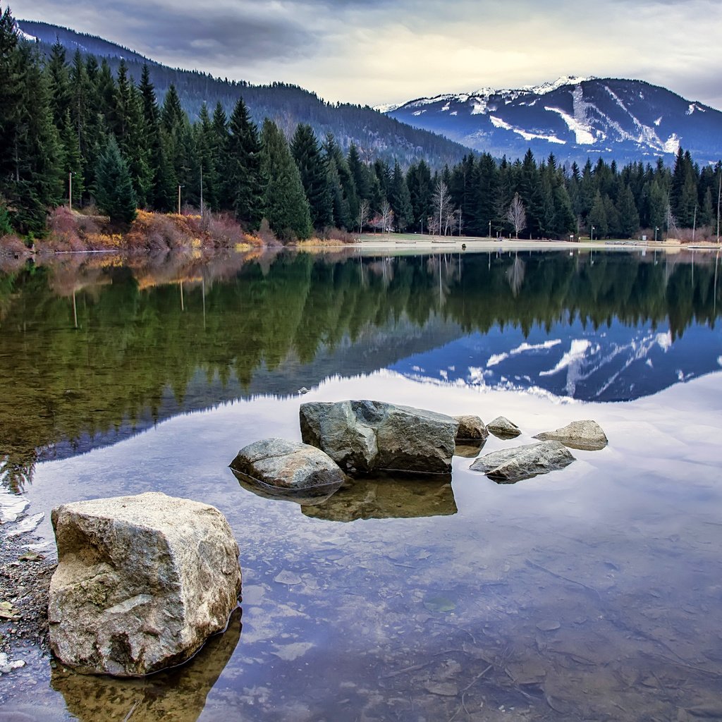 Обои вода, lake whistler, озеро, горы, камни, берег, лес, отражение, канада, water, lake, mountains, stones, shore, forest, reflection, canada разрешение 2710x1800 Загрузить