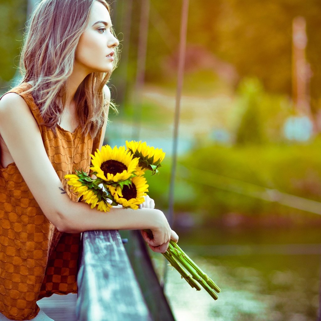 Обои цветы, девушка, блондинка, букет, подсолнухи, поручень, flowers, girl, blonde, bouquet, sunflowers, handrail разрешение 2048x1363 Загрузить