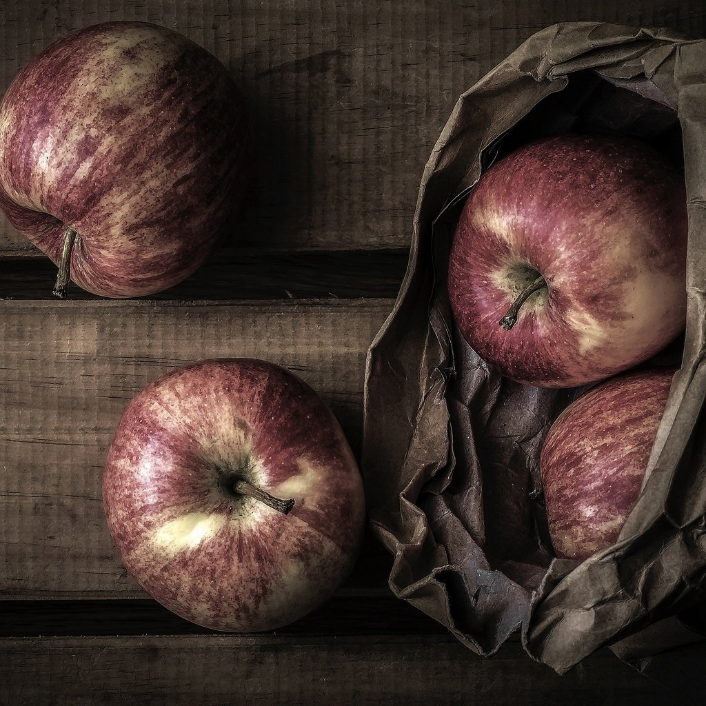 Обои фрукты, яблоки, бумага, доски, пакет, натюрморт, fruit, apples, paper, board, package, still life разрешение 2880x1620 Загрузить