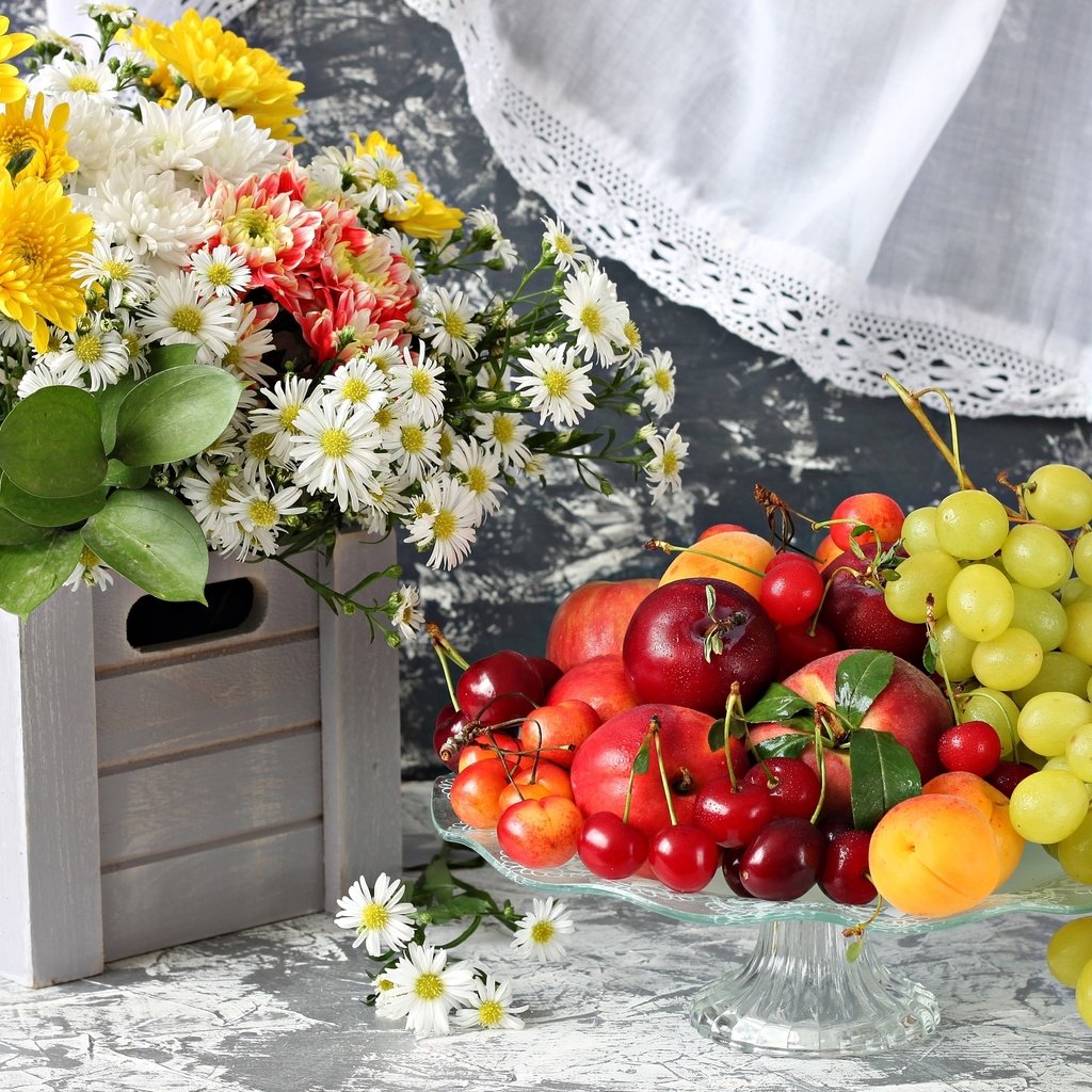 Обои цветы, виноград, фрукты, черешня, букет, абрикос, нектарин, flowers, grapes, fruit, cherry, bouquet, apricot, nectarine разрешение 2400x1578 Загрузить