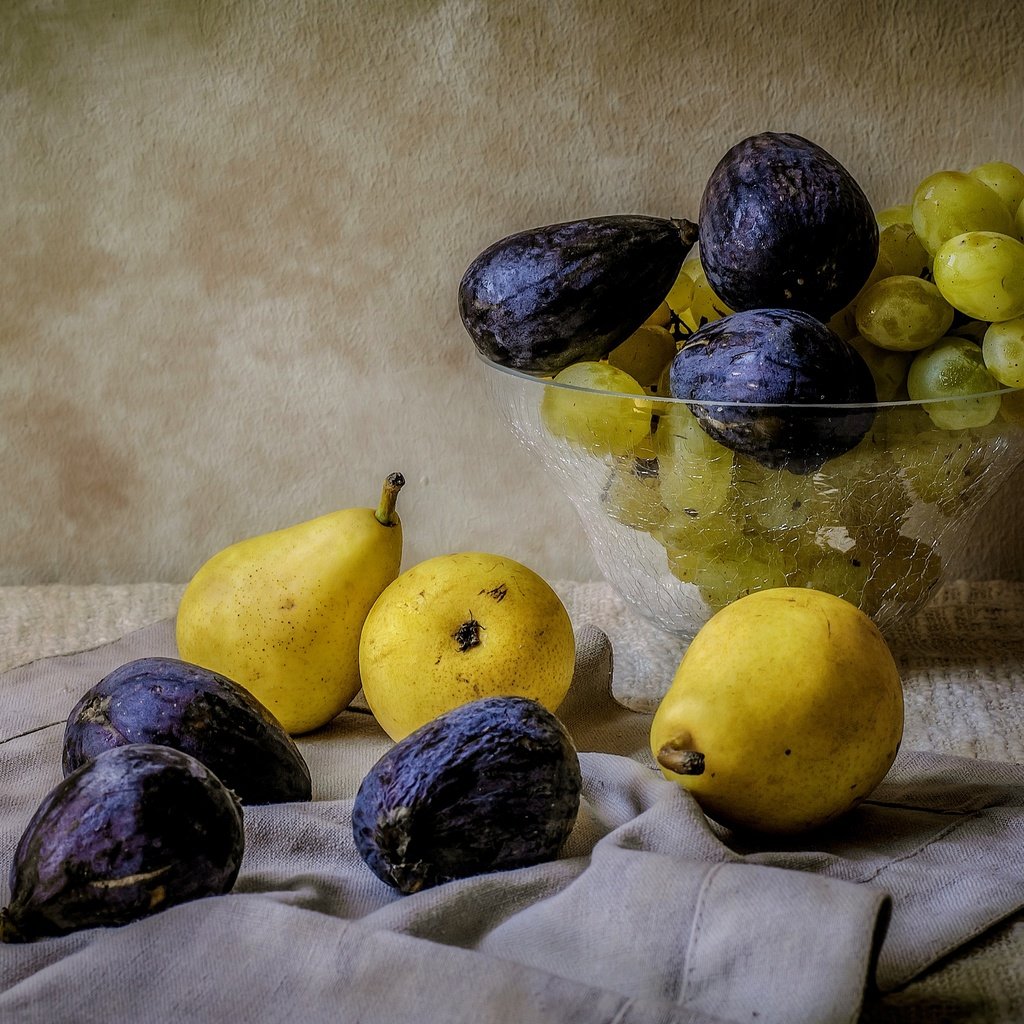 Обои виноград, фрукты, ваза, натюрморт, груши, инжир, grapes, fruit, vase, still life, pear, figs разрешение 2880x1785 Загрузить