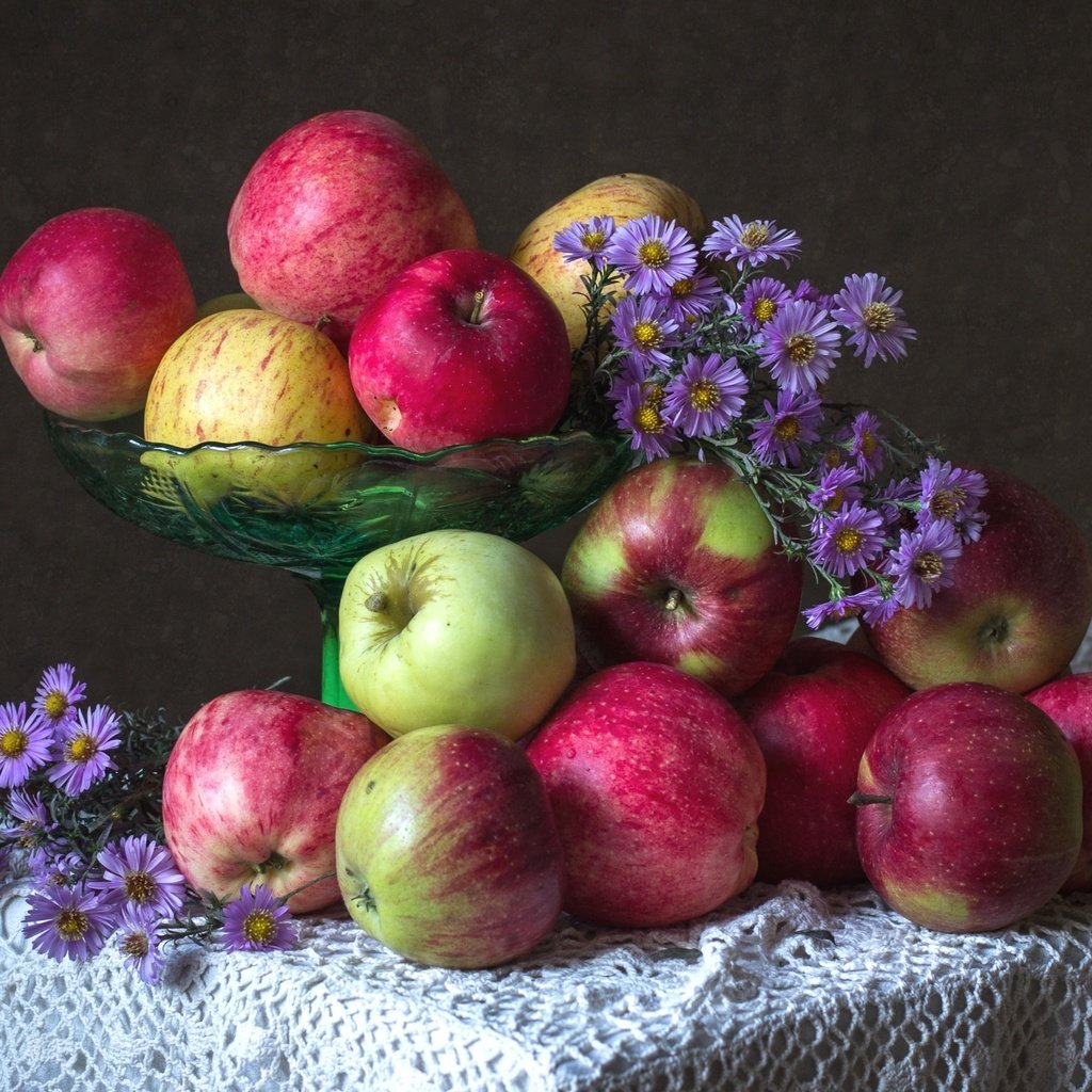 Обои цветы, фрукты, яблоки, осень, плоды, астра, татарская, flowers, fruit, apples, autumn, astra, tatar разрешение 2100x1369 Загрузить