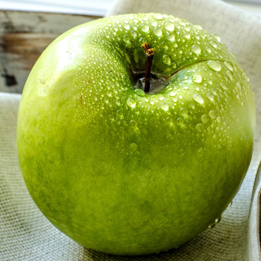 Красивое зеленое яблоко
