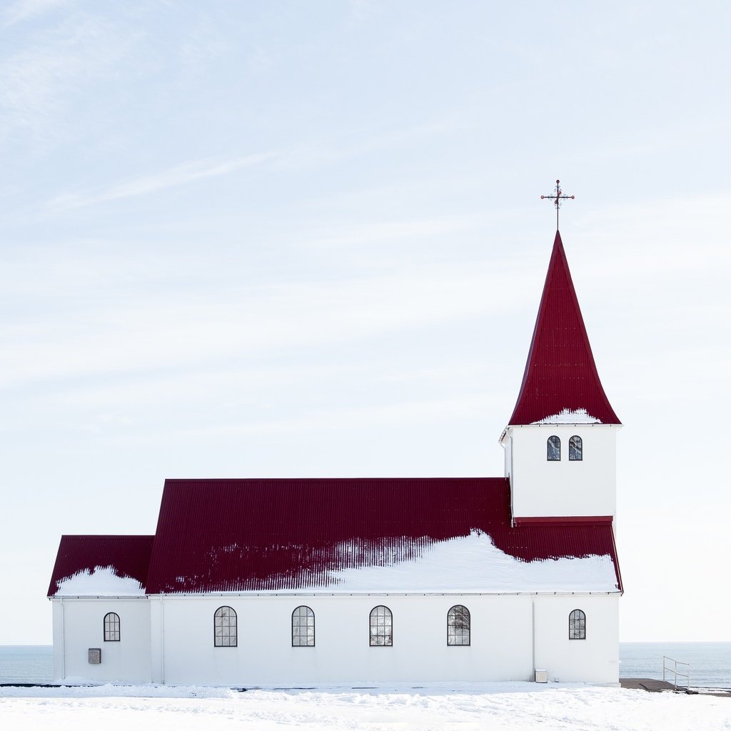 Обои небо, снег, зима, море, дом, церковь, неба, церкви, the sky, snow, winter, sea, house, church, sky разрешение 2880x1800 Загрузить