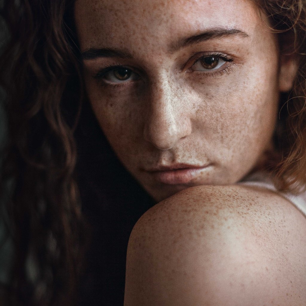 Обои девушка, плечо, веснушки, кареглазая, girl, shoulder, freckles, brown-eyed разрешение 5467x3645 Загрузить