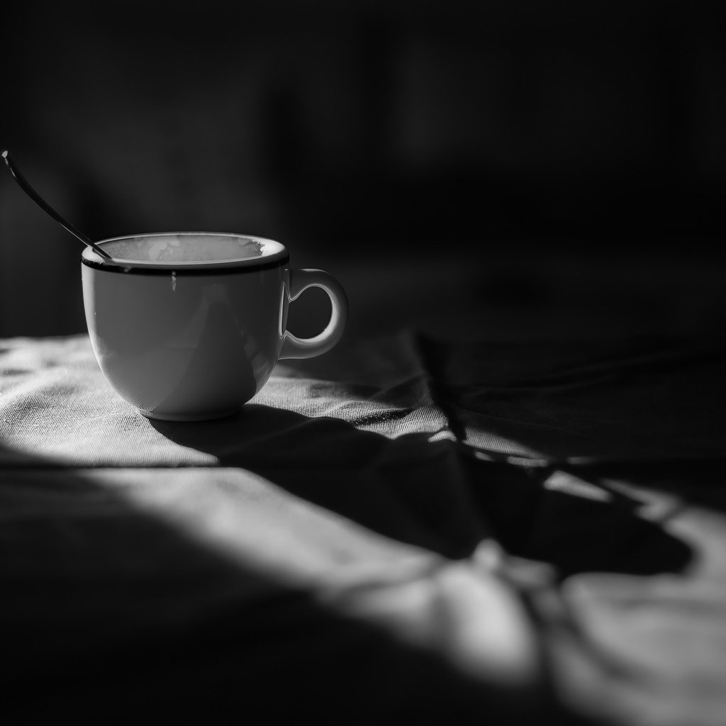 Обои кофе, чёрно-белое, чашка, ложка, coffee, black and white, cup, spoon разрешение 2048x1363 Загрузить