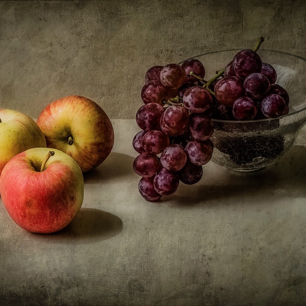 Обои макро, виноград, фрукты, яблоки, ваза, macro, grapes, fruit, apples, vase разрешение 2880x1908 Загрузить