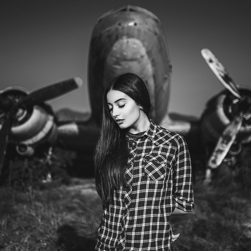 Обои девушка, самолет, портрет, чёрно-белое, рубашка, girl, the plane, portrait, black and white, shirt разрешение 2048x1293 Загрузить