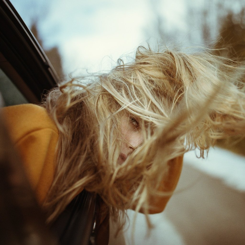 Обои девушка, блондинка, авто, модель, волосы, ветер, girl, blonde, auto, model, hair, the wind разрешение 2048x1365 Загрузить