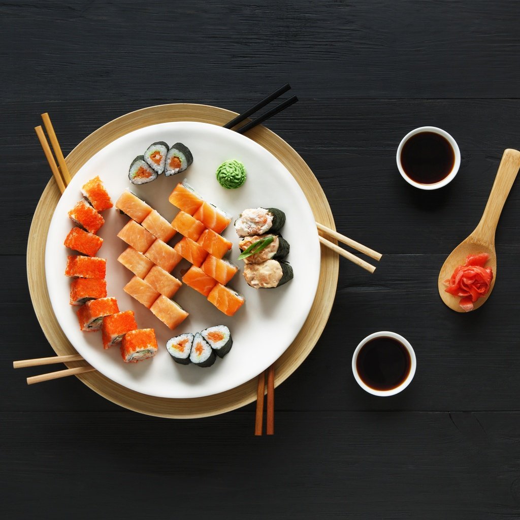 Ох суши. Тарелка для суши. Тарелка для суши вид сверху. Роллы на тарелке. Роллы на тарелке вид сверху.