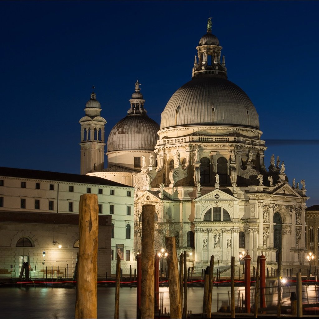 Обои ночь, огни, столбы, собор, венеция, канал, италия, night, lights, posts, cathedral, venice, channel, italy разрешение 1920x1262 Загрузить