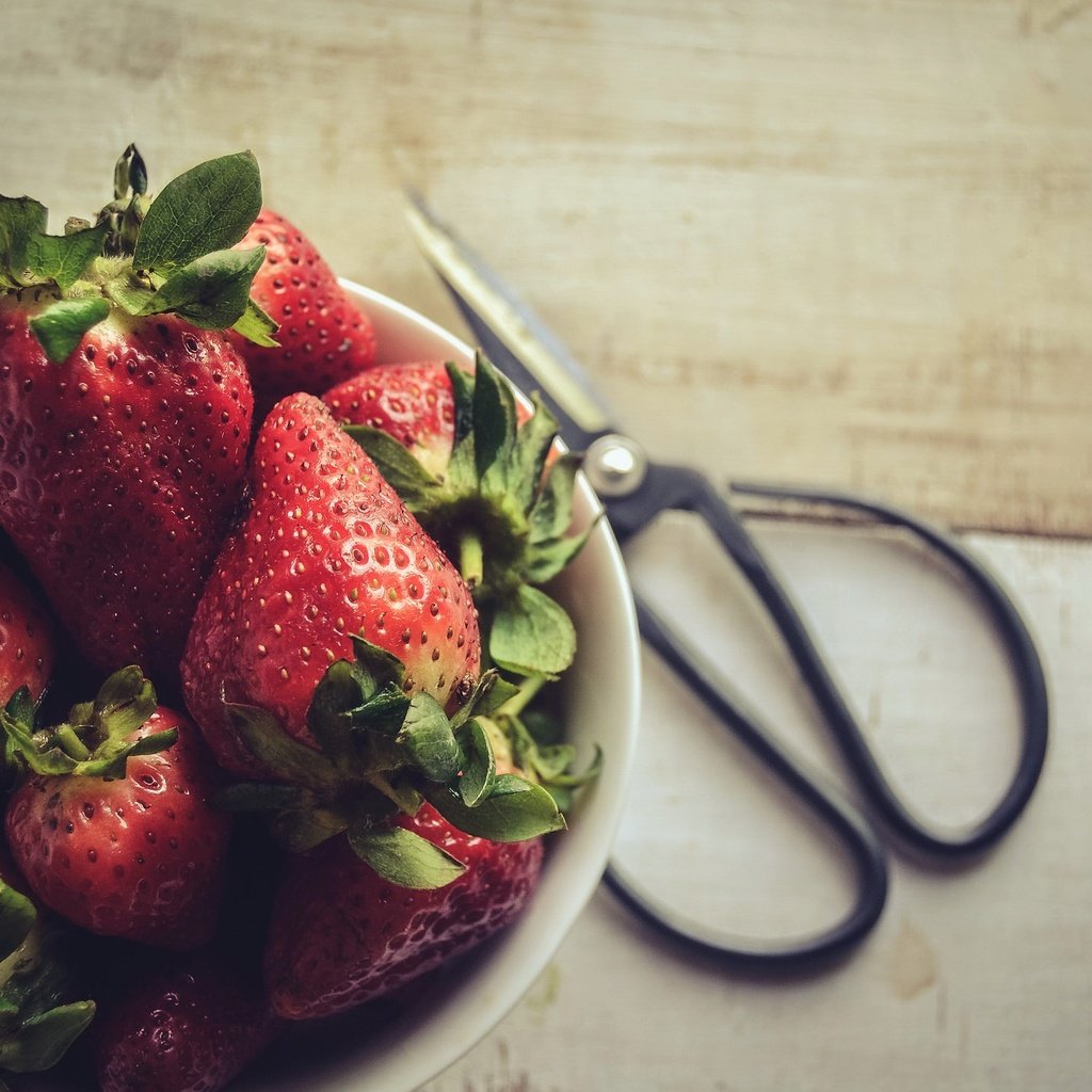 Обои фон, клубника, ягоды, background, strawberry, berries разрешение 2048x1446 Загрузить