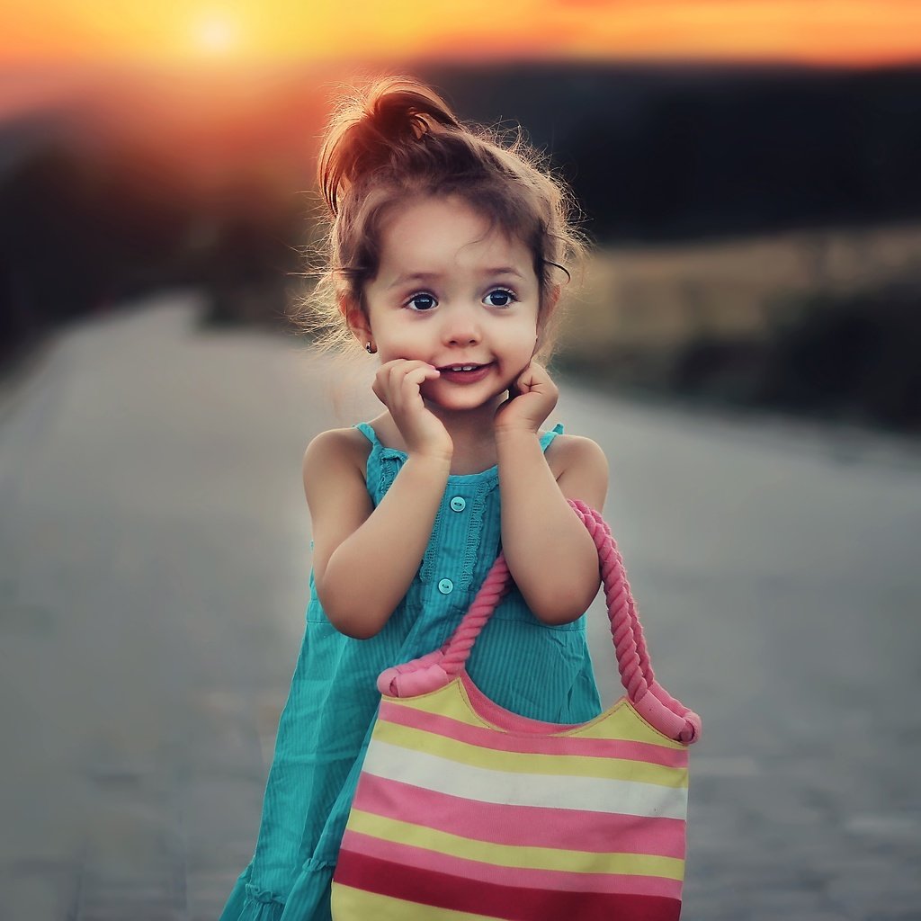 Обои дорога, закат, дети, девочка, ребенок, сумерки, сумка, road, sunset, children, girl, child, twilight, bag разрешение 5483x3599 Загрузить