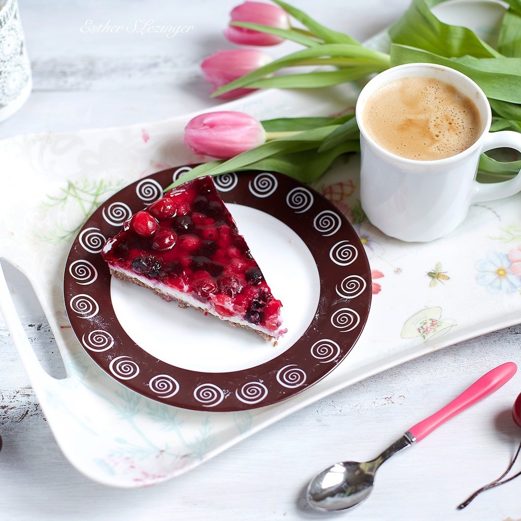 Обои цветы, кофе, ягоды, тюльпаны, вишня, пирог, кусок, flowers, coffee, berries, tulips, cherry, pie, piece разрешение 2000x1367 Загрузить