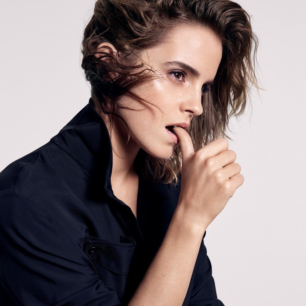 Обои девушка, фотосессия, портрет, emma charlotte duerre watson, «elle», взгляд, палец на губах, модель, профиль, лицо, актриса, эмма уотсон, girl, photoshoot, portrait, "elle", look, finger on lips, model, profile, face, actress, emma watson разрешение 2500x2500 Загрузить