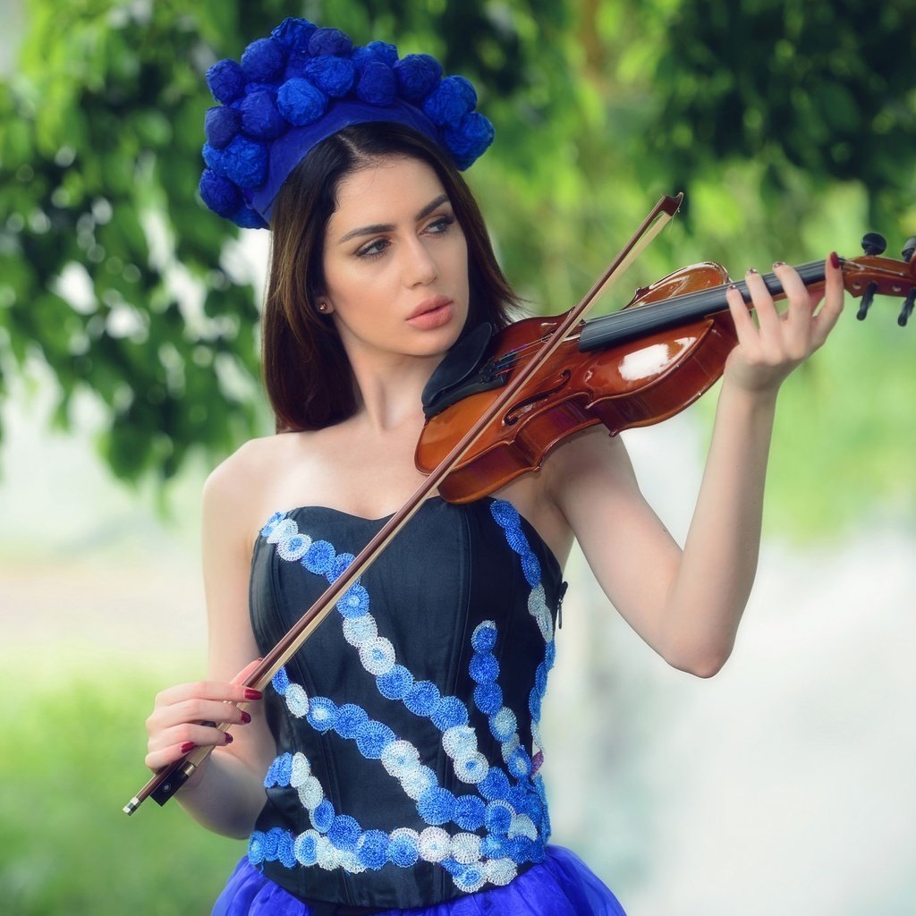 Обои девушка, платье, скрипка, модель, almis misca, girl, dress, violin, model разрешение 2048x1367 Загрузить