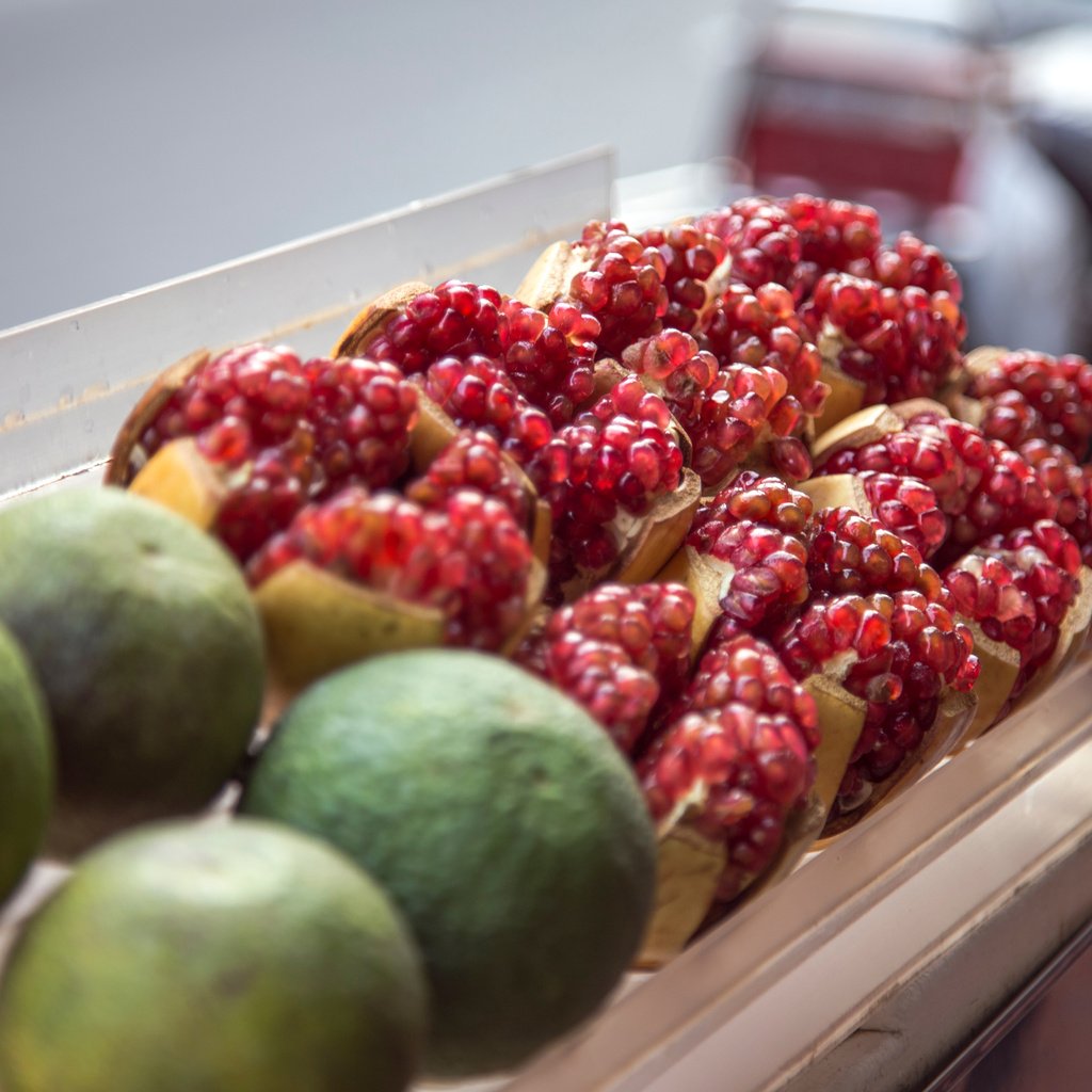 Обои фрукты, гранат, зерна граната, milada vigerova, fruit, garnet, pomegranate seeds разрешение 5472x3648 Загрузить