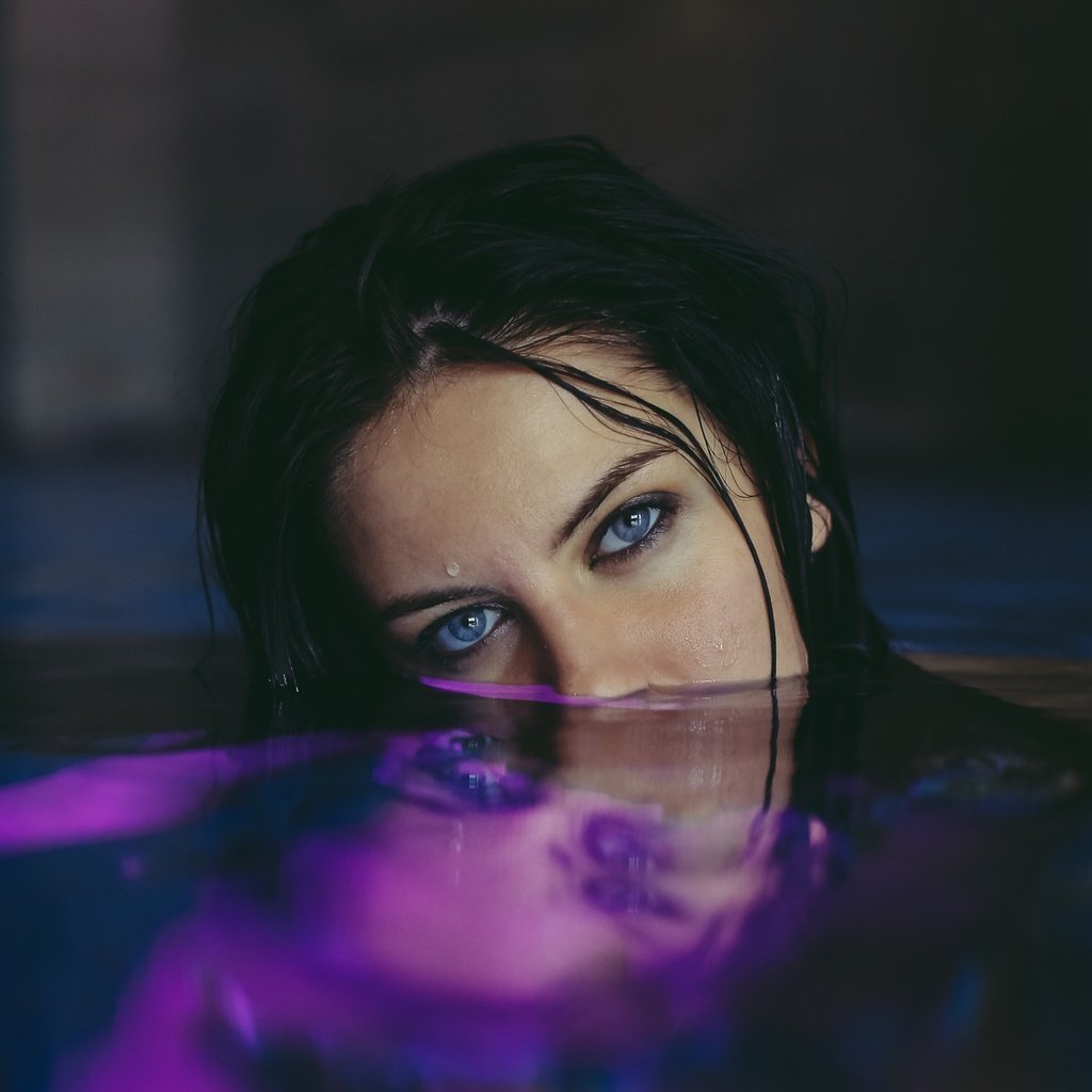 Обои вода, девушка, взгляд, волосы, голубые глаза, water, girl, look, hair, blue eyes разрешение 2048x1192 Загрузить