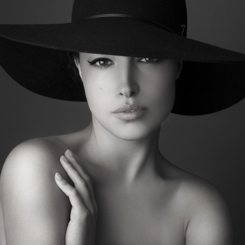 Обои взгляд, чёрно-белое, модель, шляпа, look, black and white, model, hat разрешение 5616x3744 Загрузить