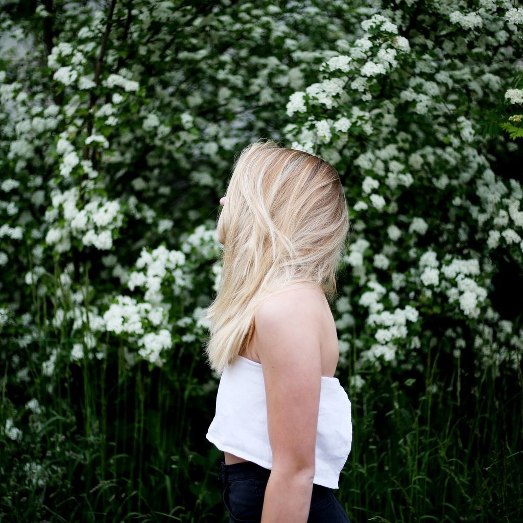 Обои цветы, девушка, блондинка, профиль, белые, flowers, girl, blonde, profile, white разрешение 2048x1366 Загрузить