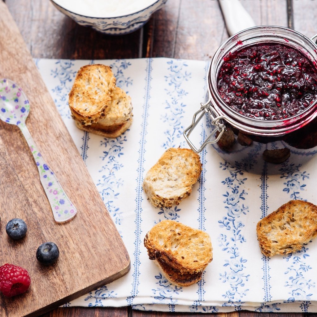 Обои малина, джем, ягоды, черника, варенье, брускетта, raspberry, jam, berries, blueberries, bruschetta разрешение 2048x1366 Загрузить