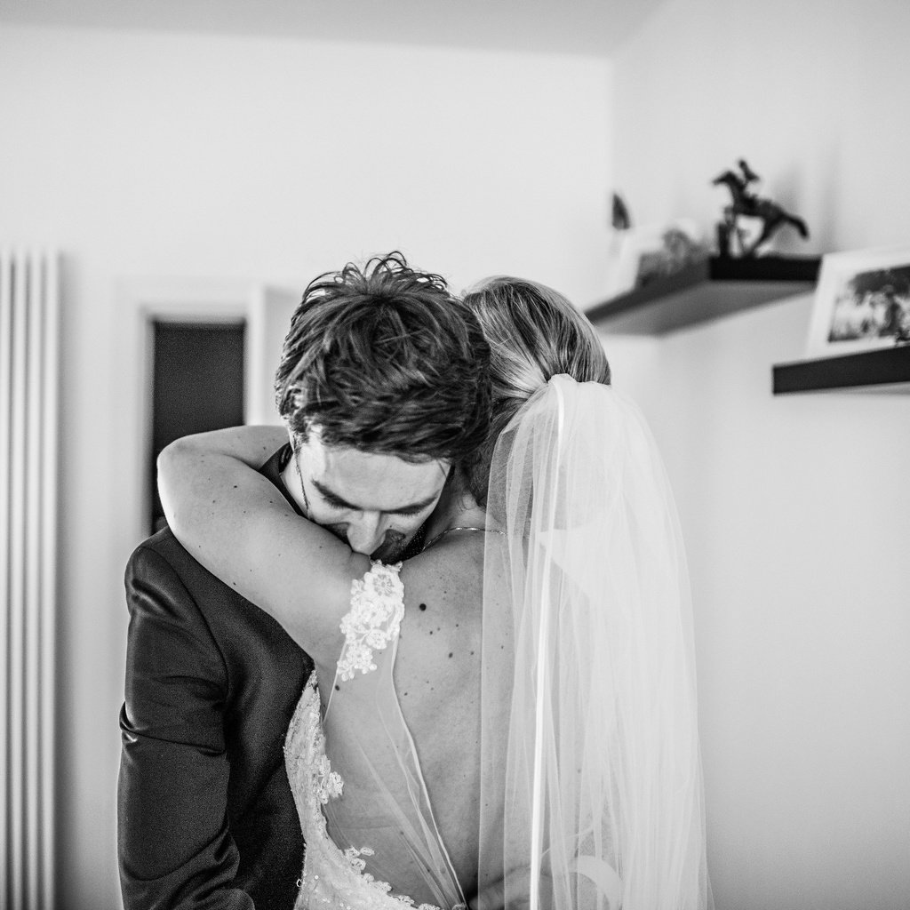 Обои чёрно-белое, любовь, свадьба, невеста, свадебное платье, black and white, love, wedding, the bride, wedding dress разрешение 3008x2008 Загрузить