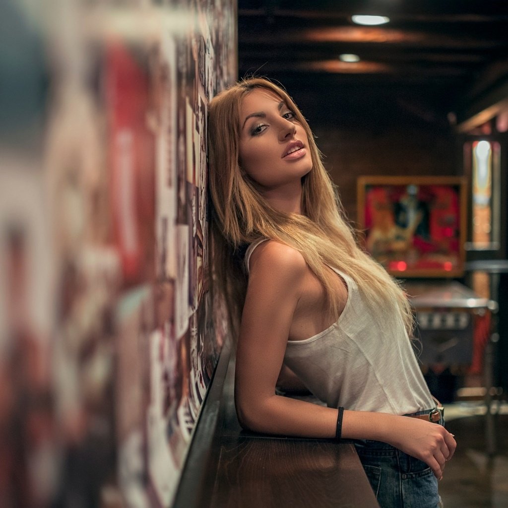 Обои девушка, блондинка, портрет, взгляд, волосы, майка, girl, blonde, portrait, look, hair, mike разрешение 2048x1365 Загрузить