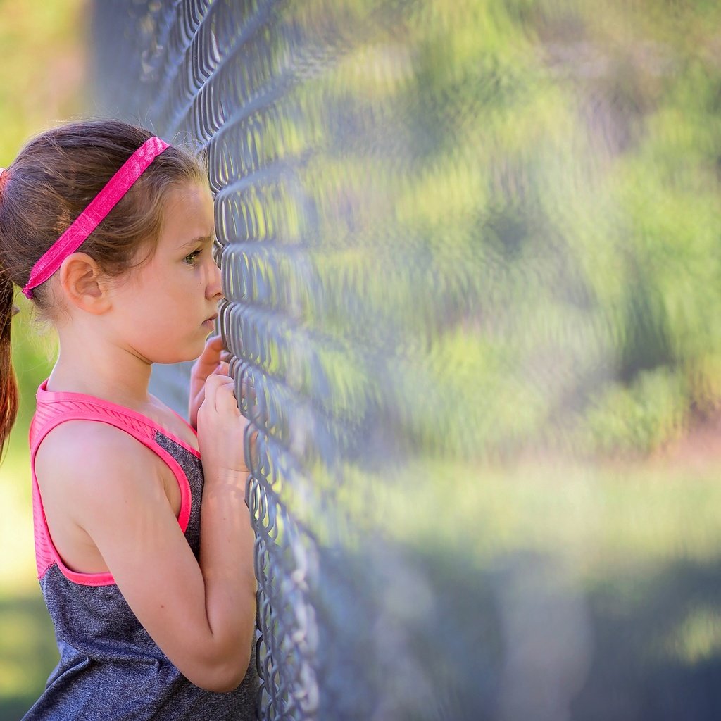 Обои забор, дети, девочка, сетка, профиль, рабица, the fence, children, girl, mesh, profile, netting разрешение 5760x3840 Загрузить