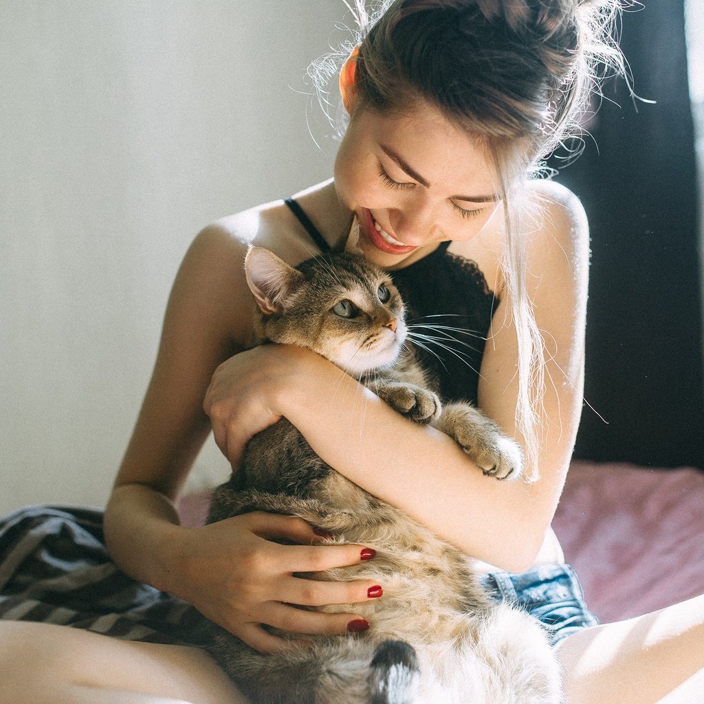 Обои девушка, улыбка, кошка, радость, girl, smile, cat, joy разрешение 2500x1669 Загрузить