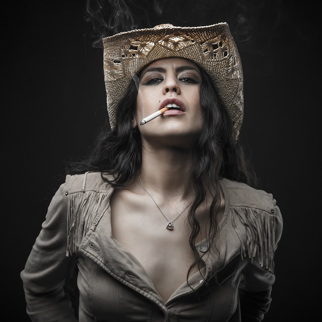 Обои девушка, модель, волосы, губы, лицо, шляпка, сигарета, girl, model, hair, lips, face, hat, cigarette разрешение 1920x1280 Загрузить