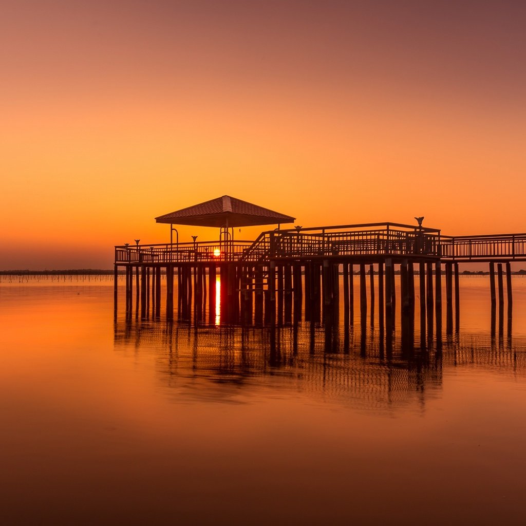 Обои озеро, закат, море, горизонт, пирс, беседка, зарево, lake, sunset, sea, horizon, pierce, gazebo, glow разрешение 2048x1234 Загрузить