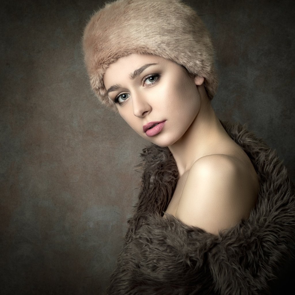 Обои девушка, портрет, взгляд, лицо, шапка, мех, theresa, girl, portrait, look, face, hat, fur разрешение 2048x1536 Загрузить