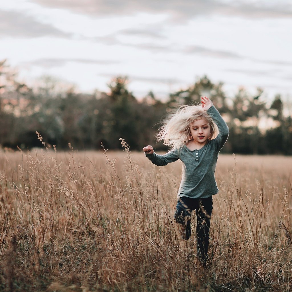 Обои природа, поле, дети, девочка, волосы, бег, nature, field, children, girl, hair, running разрешение 2048x1440 Загрузить