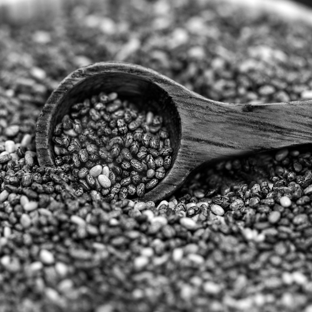 Обои чёрно-белое, семена, деревянная ложка, чиа, семена чиа, black and white, seeds, wooden spoon, chia разрешение 3840x2205 Загрузить