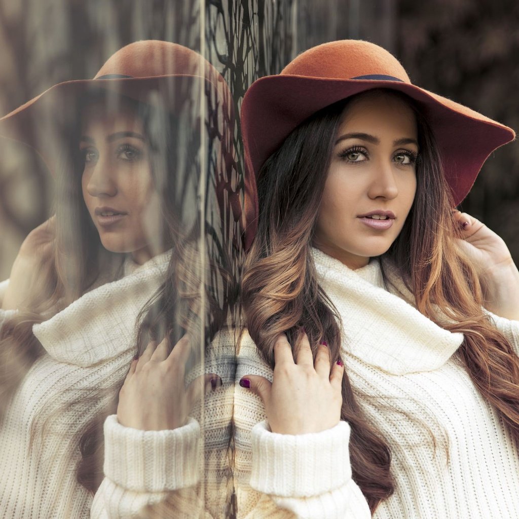 Обои девушка, отражение, взгляд, волосы, шляпа, витрина, lorena veas, girl, reflection, look, hair, hat, showcase разрешение 2048x1367 Загрузить