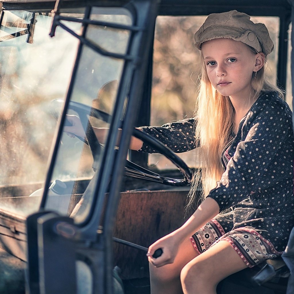 Обои кабина, блондинка, дети, девочка, волосы, кепка, руль, cabin, blonde, children, girl, hair, cap, the wheel разрешение 2222x1250 Загрузить