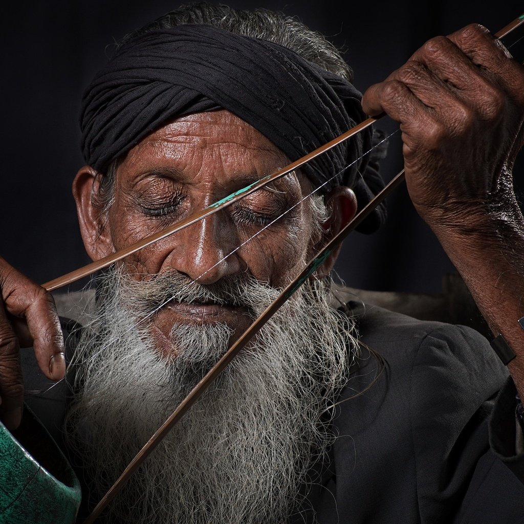 Обои музыка, человек, старик, борода, музыкальный инструмент, music, people, the old man, beard, musical instrument разрешение 2048x1380 Загрузить