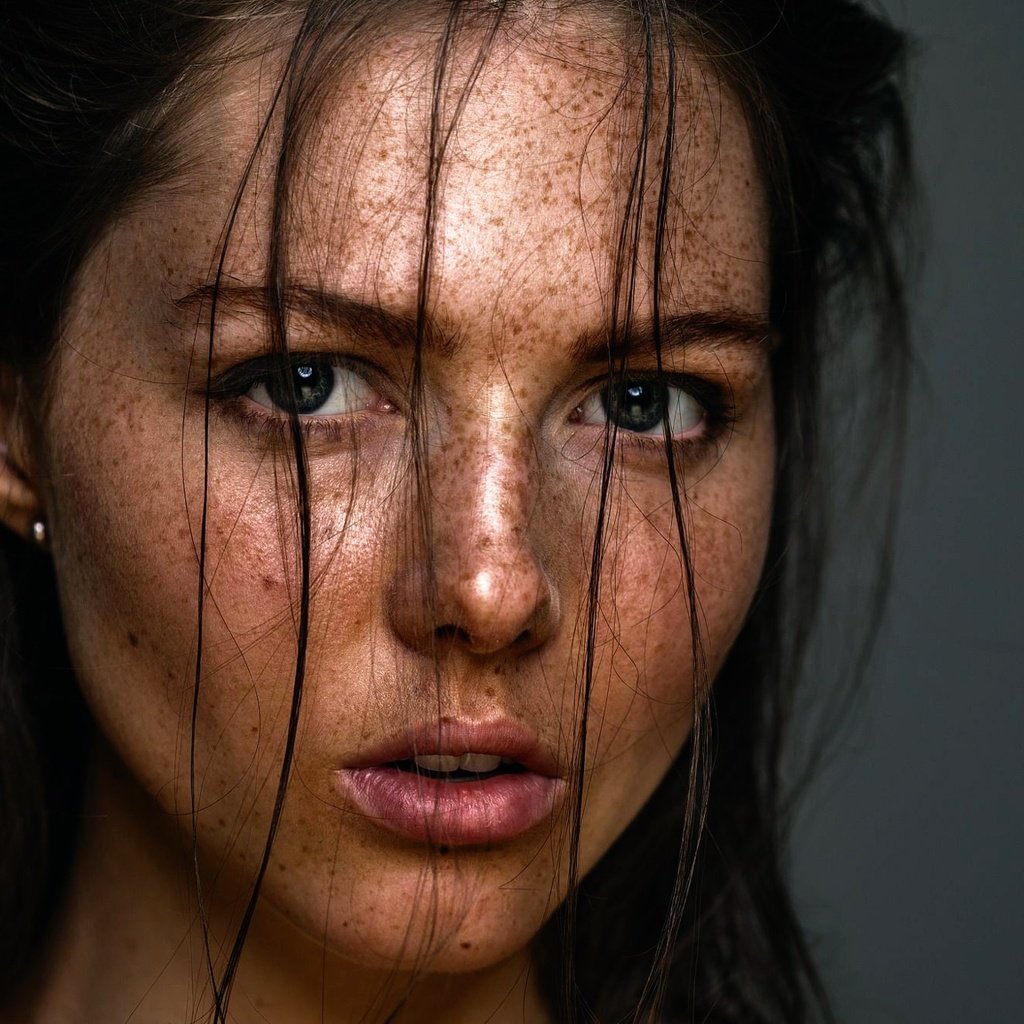 Обои девушка, портрет, взгляд, губки, веснушки, girl, portrait, look, sponge, freckles разрешение 2000x1333 Загрузить