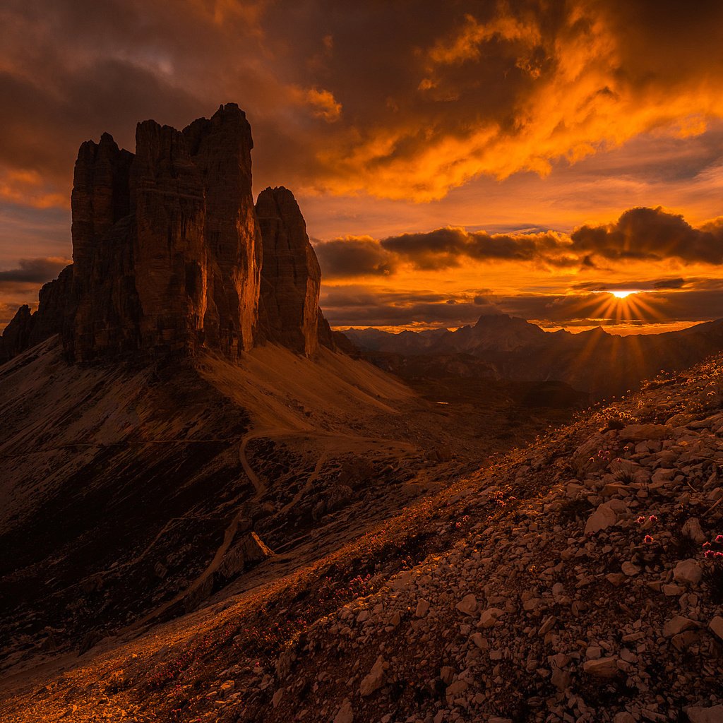 Обои небо, облака, горы, солнце, камни, закат, доломитовые альпы, the sky, clouds, mountains, the sun, stones, sunset, the dolomites разрешение 2048x1367 Загрузить