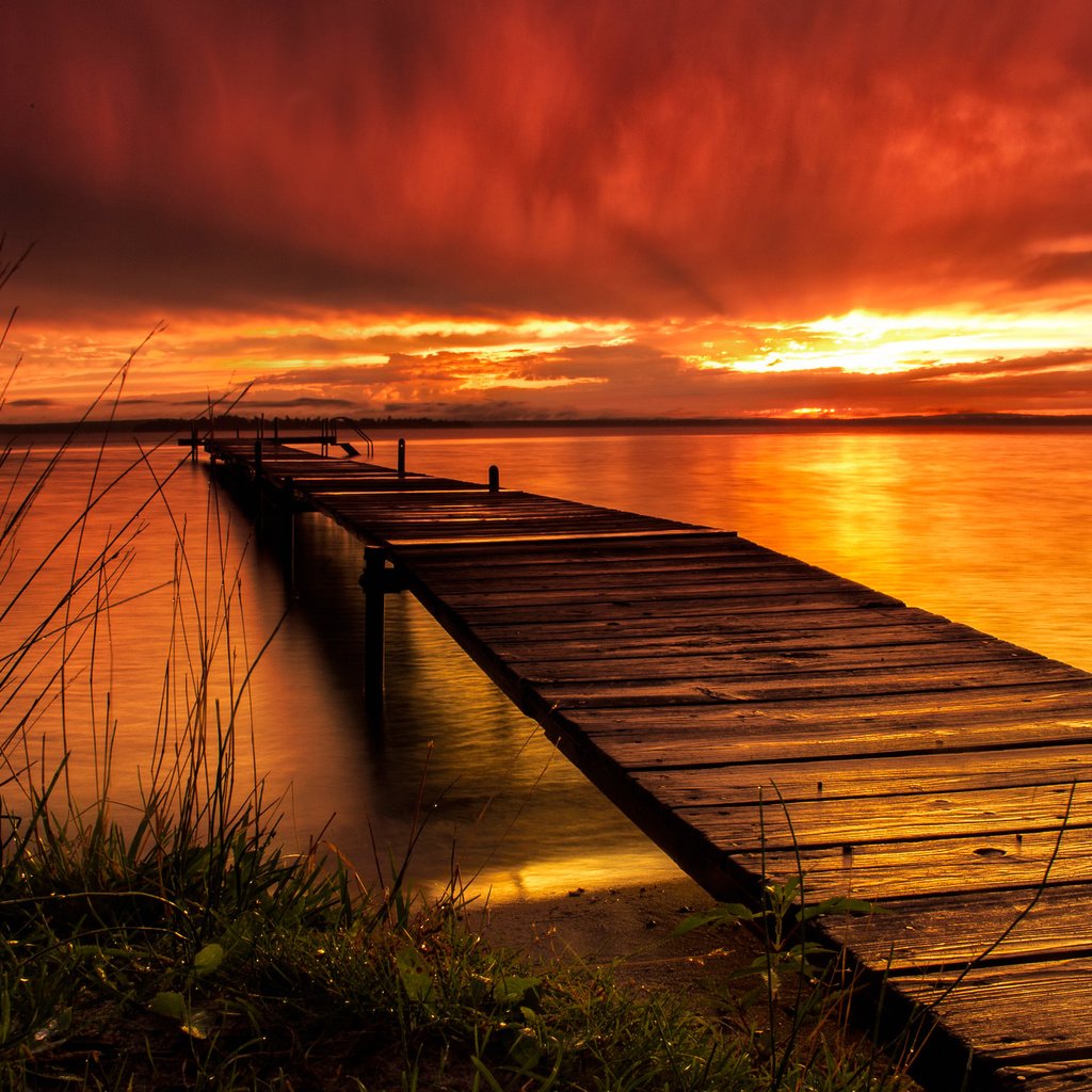 Обои небо, облака, вечер, озеро, мостик, закат, причал, зарево, the sky, clouds, the evening, lake, the bridge, sunset, pier, glow разрешение 2048x1338 Загрузить