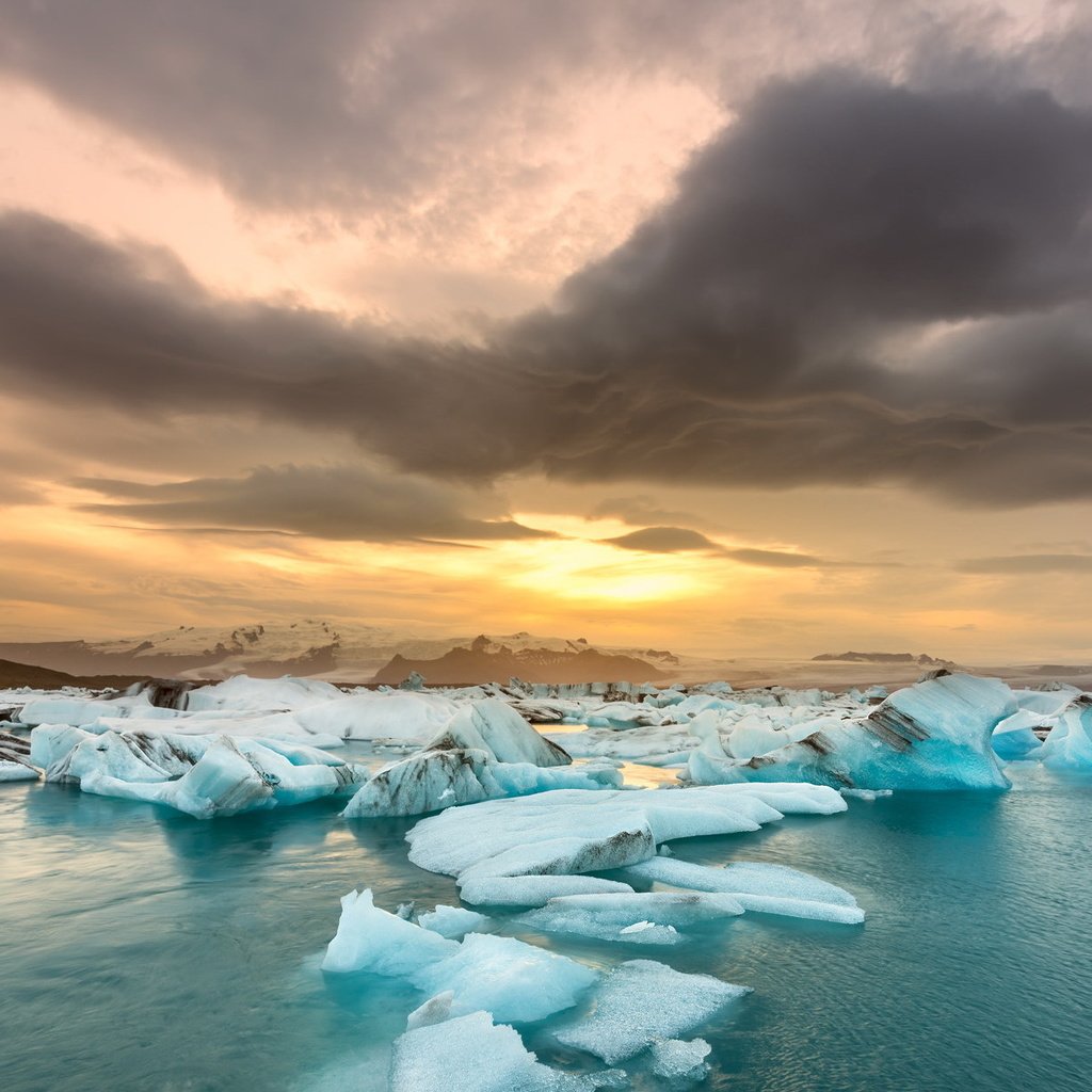 Обои облака, река, горы, закат, лёд, clouds, river, mountains, sunset, ice разрешение 2047x1237 Загрузить