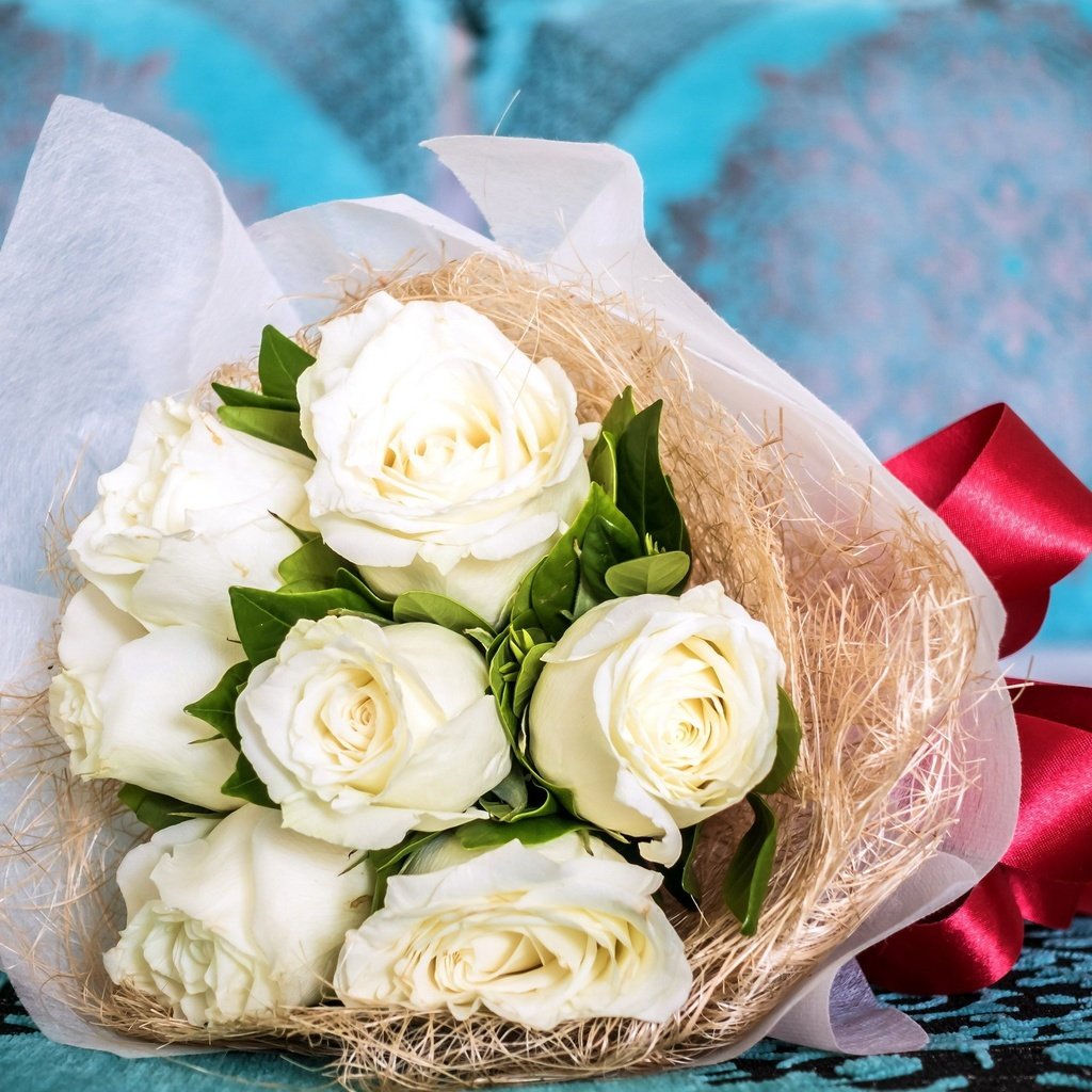 Обои цветы, розы, букет, белые, лента, упаковка, flowers, roses, bouquet, white, tape, packaging разрешение 2560x1670 Загрузить