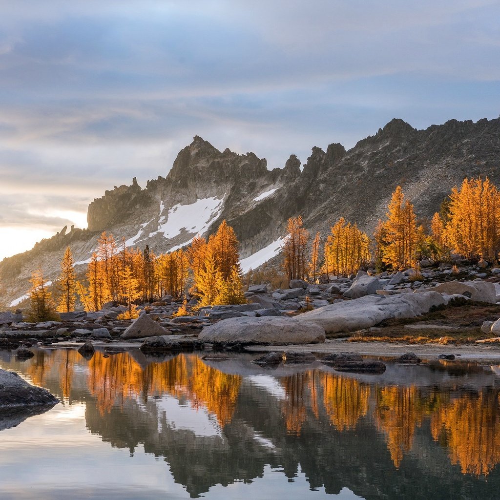 Обои свет, деревья, озеро, горы, камни, отражение, утро, осень, light, trees, lake, mountains, stones, reflection, morning, autumn разрешение 2047x1201 Загрузить